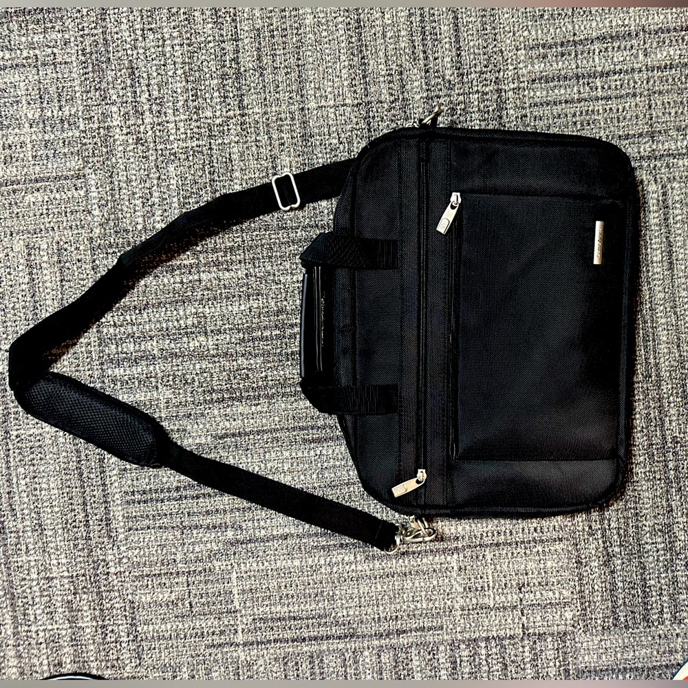 New/never used Samsonite Computer Bag. 2 outside pockets and 2 inside pockets.